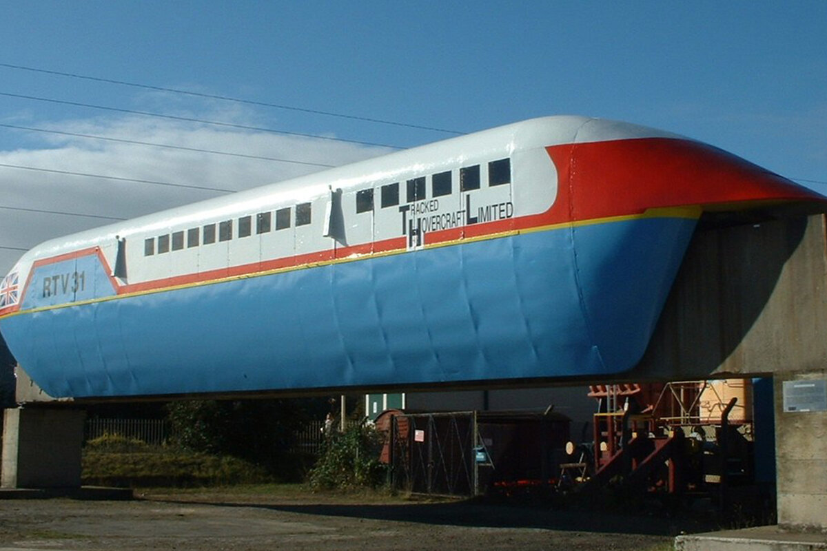 Hovertrain. Больше напоминает какой-нибудь монорельс из Сити-17, чем реально существующую технику.