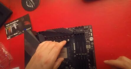  Видно, что компьютер Генри собирает первый раз, очень уж неуклюже он пытался вставить процессор в сокет. Актёр выбрал топовый 12-ядерник от AMD, решив не переплачивать за Intel. Он лишь немного уступает 9900K в играх, зато намного превосходит его в других задачах. Очевидно, Генри собирал ПК для стриминга, поэтому выбор очевиден. Для twitch-трансляции The Witcher 3 такого процессора хватит за глаза.