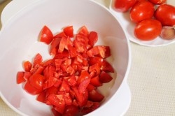 ШАГ 2:
поэтому его можно совсем не класть, в искомом рецепте чеснока нет, но если доббавить на всю массу один зубок, это картину не испортит. Помидоры хорошо промойте под краном и обязательно осушите, дайте полностью стечь воде и высохнуть или промокните их полотенцем. Затем помидоры измельчите и поместите в кастрюлю.