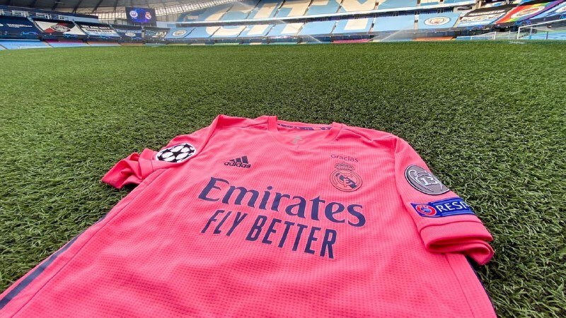 Такая форма лучше бы смотрелась не на футбольном поле, а на распродаже в Милане.