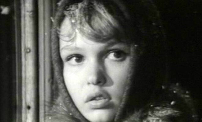 Это Маша Савельева. Влюблена в Евгения Никитина.