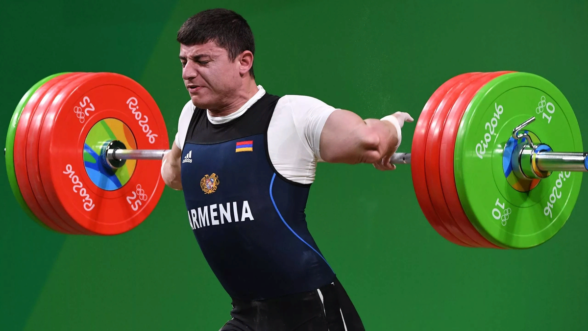 Становая тяга 85 кг. Девушка тяжелоатлет. Ноги тяжелая атлетика. Артем акулов тяжелоатлет. Штангист штангистка.