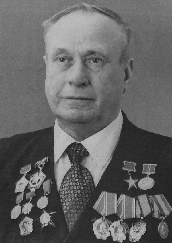 Вы посмотрите на грудь в орденах, у Александра Харитоновича,  у генералов, не всегда столько наград, а тут рабочий с завода.