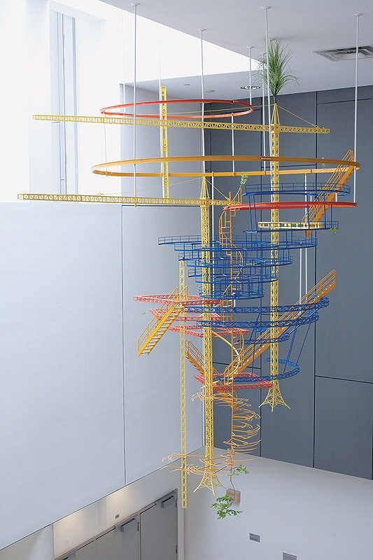 Сара Зе. Импульс и его сохранение, 2010 Инсталляция в школе Mott Haven в Бронксе, Нью-Йорк, США. Школьные принадлежности, мозаика
© Sarah Sze