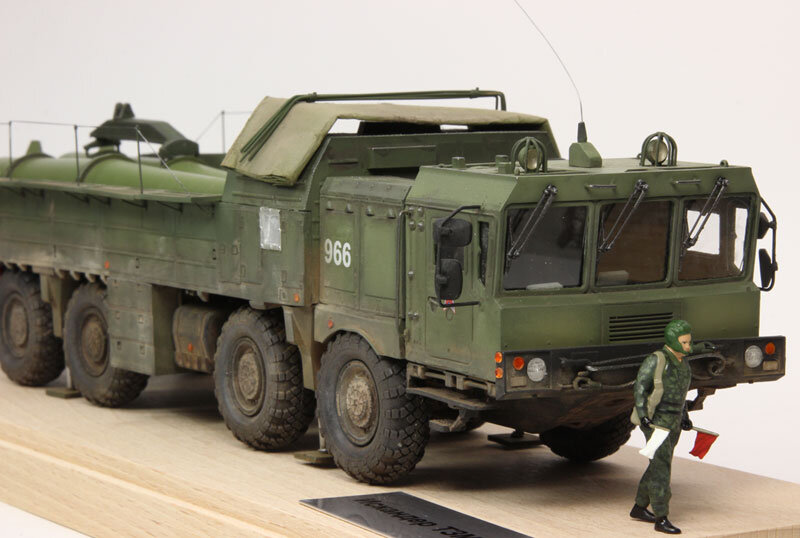 Основные параметры модели. 
Длина 30 см, вес 420 гр. 
Основной материал - смола.
Колёса резиновые мягкие, крутятся. 
Ракеты вынимаются. Кран можно поднять.