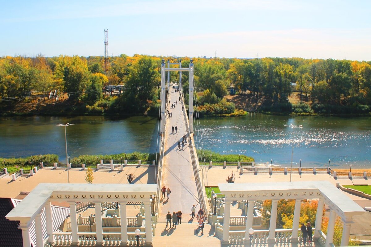 Мост через Урал, разделяющий европейский и азиатский берега 