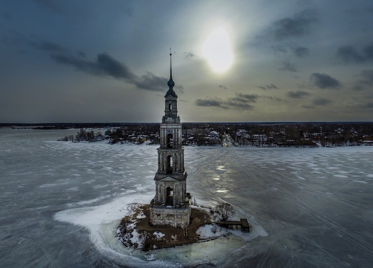 В галерее - дореволюционная открытка с видом на неразрушенный монастырь...