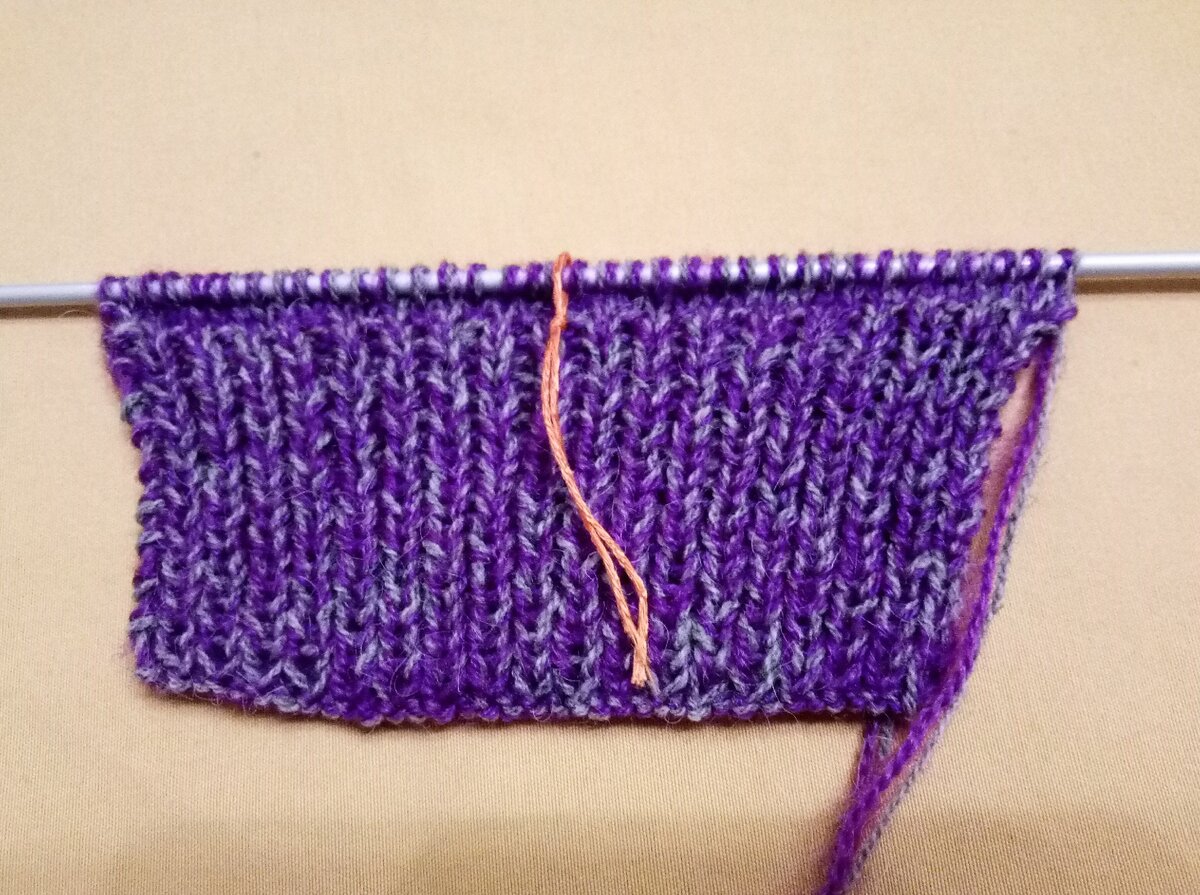 Два ряда лицевой глади над резинкой и маркер