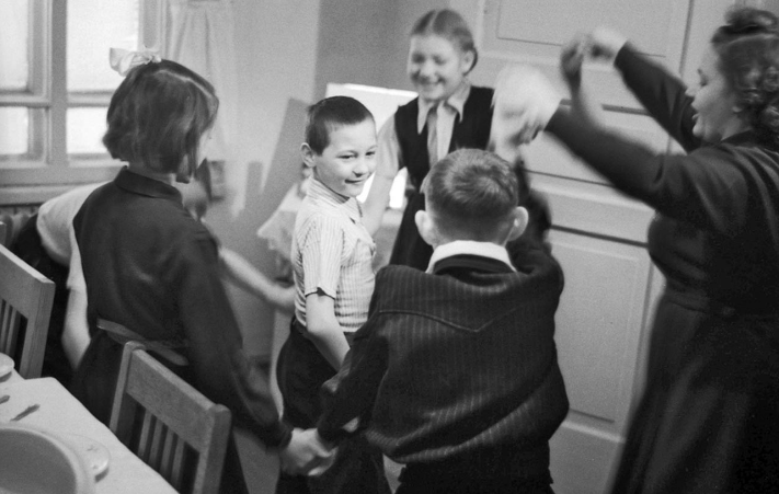 Дети поздравляют своего одноклассника с Днем рождения. 
Григорий Сухарев / архив Павла Сухарева/ russiainphoto.ru.