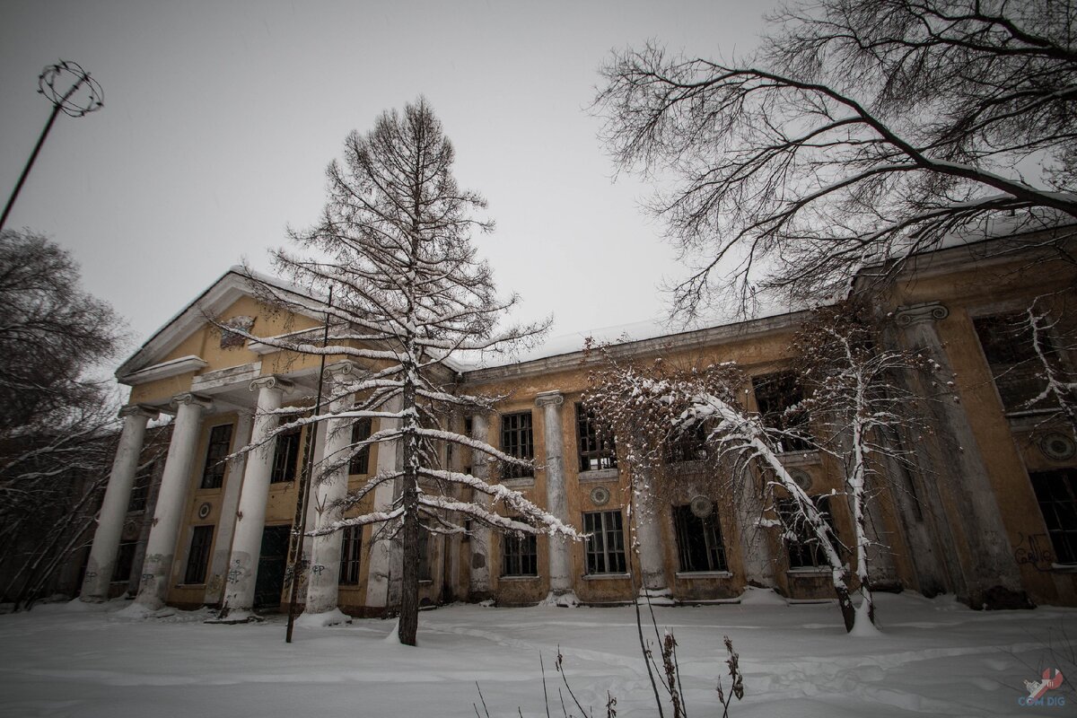 Заброшенный дом культуры.