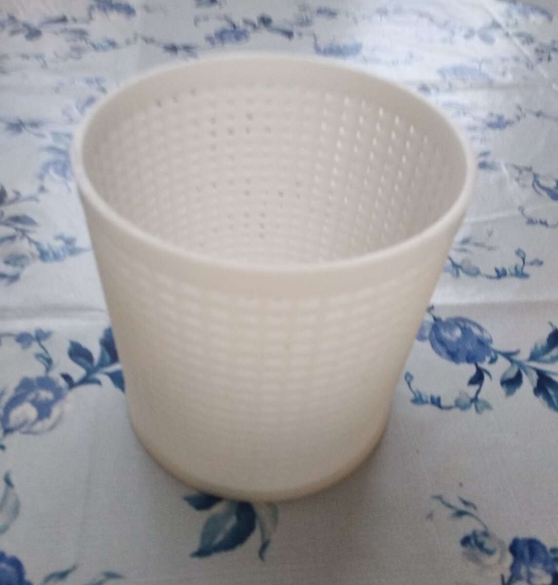 Как говорится, почувствуйте разницу... Сыр легко переворачивать, поскольку верх и низ формы имеют точно рассчитанный диаметр, ну а об отверстиях можно  даже не говорить. Сыворотка отходит отлично!