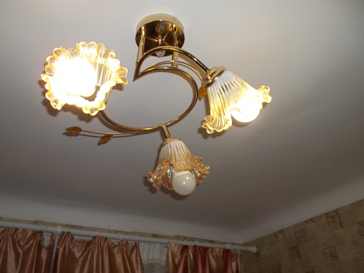 Люстра с нерабочей лампой