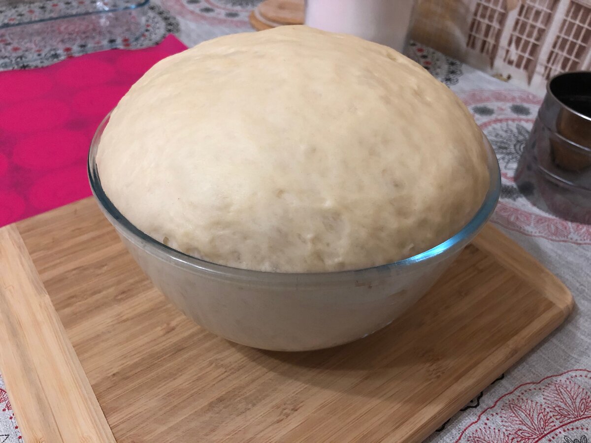 Тесто на пирожки как пух. Тесто для пирога дрожжевое очень вкусное. Дрожжевое тесто на кефире. Пуховое тесто для пирожков. Пуховое дрожжевое тесто для пирогов.