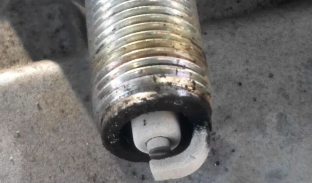 Фото нагара при "бедной" смеси взято из свободных источников.