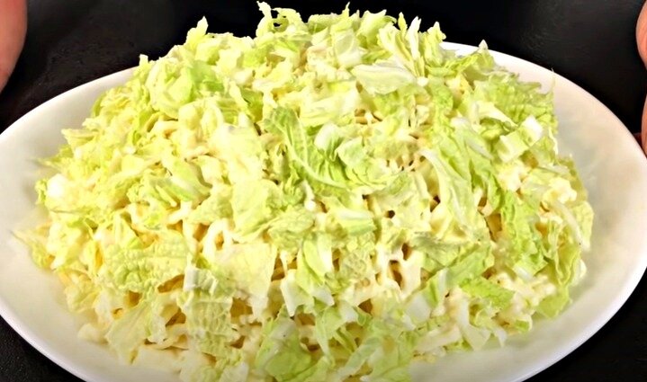 Оформленный салат с пекинской капустой. Скриншот из видео. Используется и распространяется бесплатно по лицензии https://www.youtube.com/t/terms