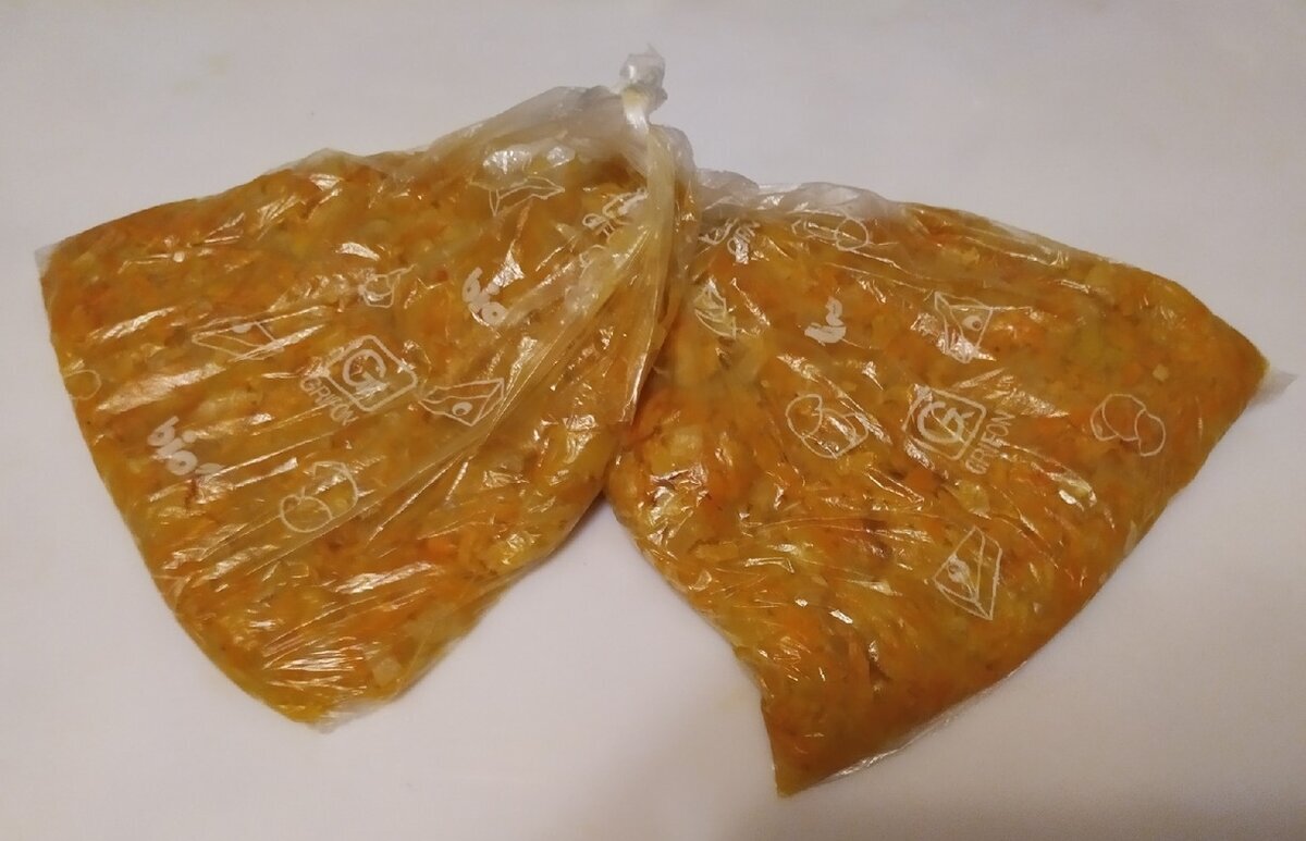 Остывшую зажарку раскладываем по пакетам или контейнерам