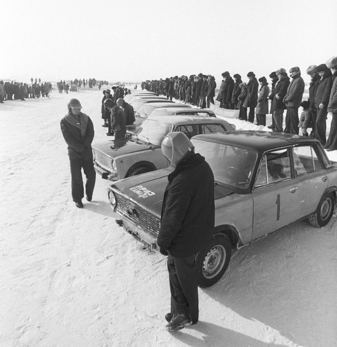 скорости не сбрасывай на виражах