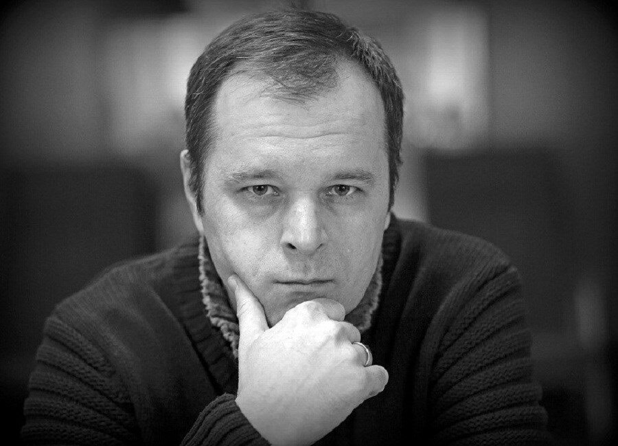 В статье "Под знаком сочинительства"  ("ЛГ" №5/2020), явившейся поводом для дискуссии в "Литгазете", Роман Сенчин упоминает в основном ангажированных литераторов последнего тридцатилетия, а не десятилетия, как, кажется, планировалось изначально. Это закономерно – последнего десятилетия (2010-20) для анализа ситуации мало, ведь именно с 1990-х живые начинают дышать свободно (и дышат так по крайне мере лет десять, до 2000-го), а совеццкие испытывают клинический дискомфорт и судорожно ностальгируют то по полёту в космос, то по пресловутой "колбасе-за-два-двадцать". И всё это, разумеется, ещё как отразилось на литературном поле.


Роман Сенчин. Фото из личного архива.