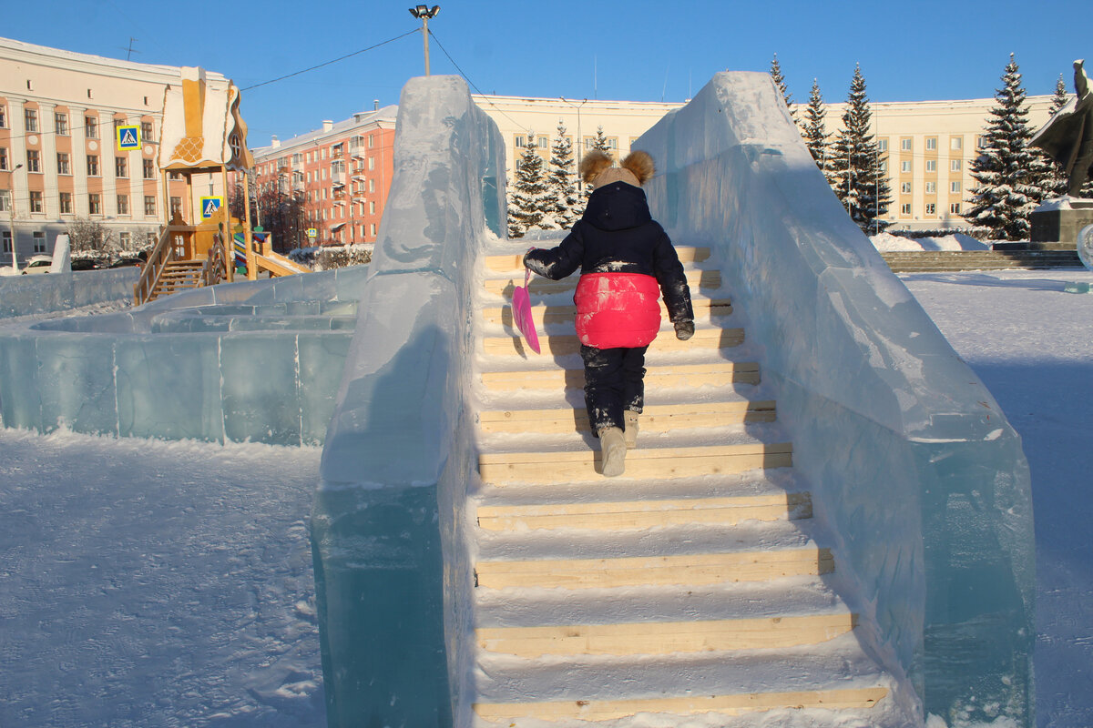 Горнолыжка курск на хуторской. Малые карелы архангельск зимой горки. Заря горки. Серпухов зима соборная гора 2022. Заря горки.