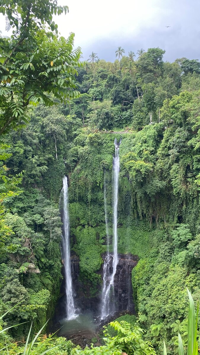 Только представьте: высота этого водопада примерно как высота 16-этажного дома!