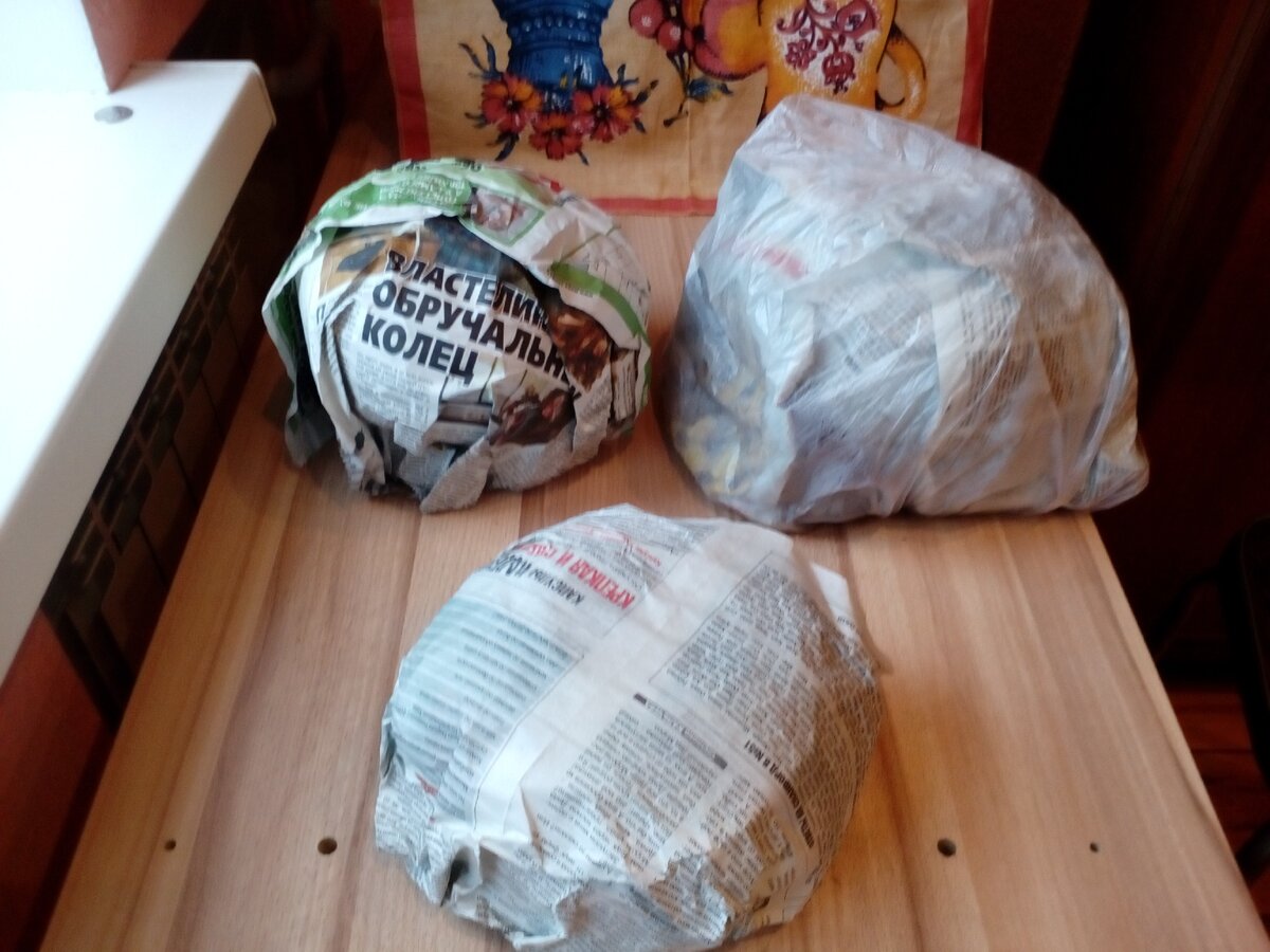 Здесь несколько ваз в процессе сушки:две в газете и одна в пакете.