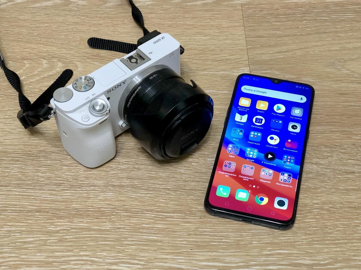 Слева беззеркалка Sony, которая в разы меньше, чем обычная зеркалка.