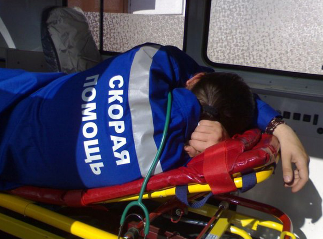 Сон фельдшера. Скорая медицинская помощь. Фельдшер выездной службы. Сон фельдшера. Усталая медсестра.