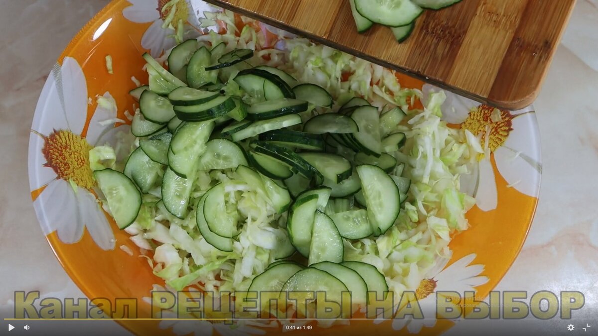 Салат с крабовыми палочками, огурцом и зеленым горошком