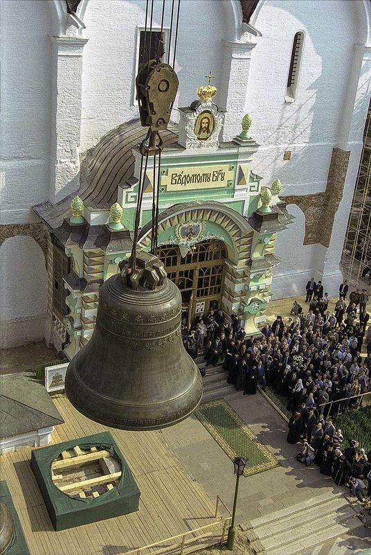 Подъем возрожденного колокола. Фото из открытых источников