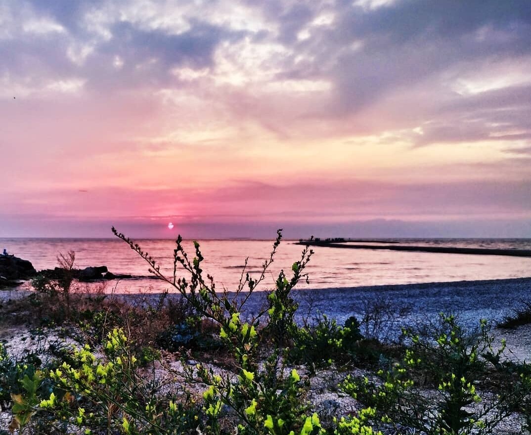 Сколько красивых закатов мы проводили в такие отпуска. Фото автора