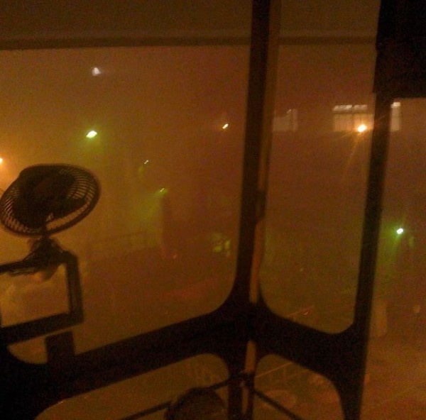 Рабочее место машиниста крана плавильного участка - фото качественное. Вся эта муть - дым, еле видные огоньки - прожекторы. Респираторы приходилось менять каждые 2-3 часа, если работа шла беспрерывно.