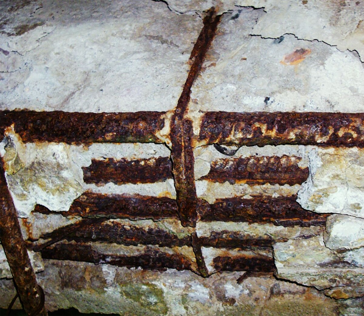 Рис. 2 — Коррозия арматуры в бетоне
