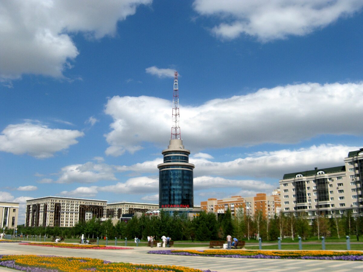 Астана 2010. Астана. Байтерек ночью. Астана достопримечательности города фото с описаниями и названиями.