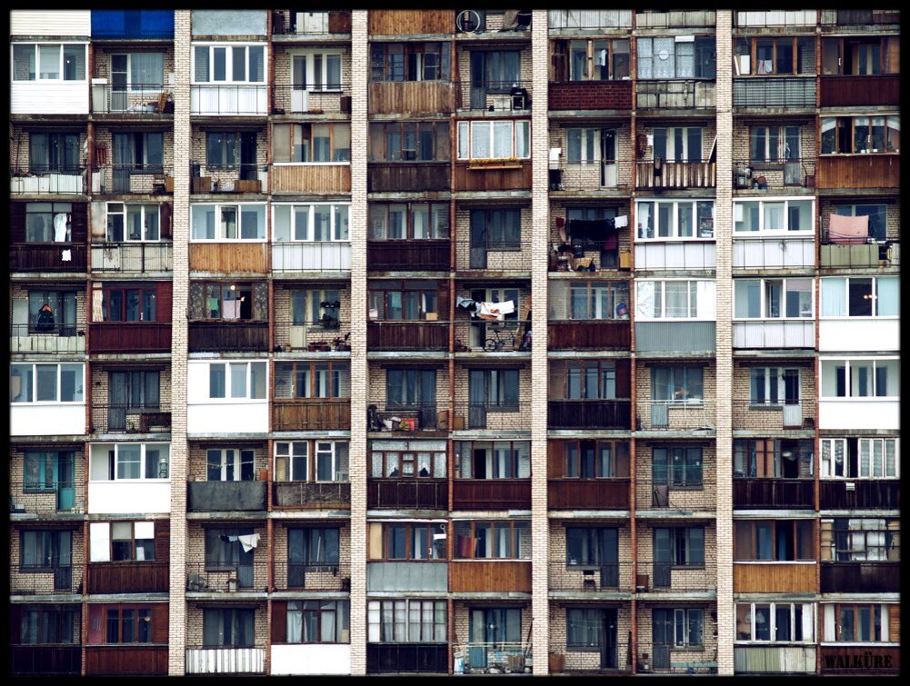 Так выглядят изначально не имевшие остекления лоджии в бывшем общежитии «Скороход» на Загребском бульваре в Санкт-Петербурге 