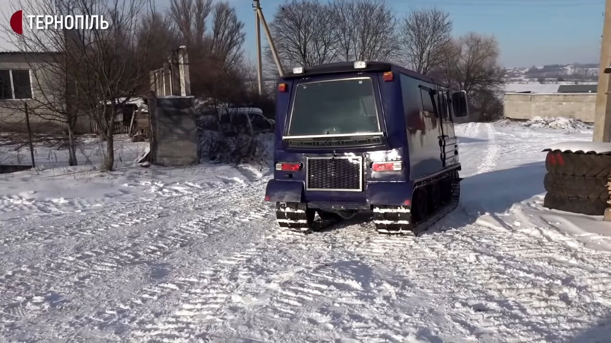 Гусеничная машина довольно шустрая, ведь способна развить скорость в 70 км/ч