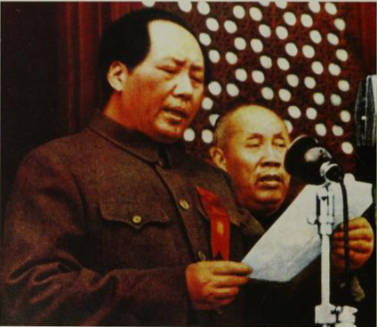 1 окт. 1949 г. Мао читает послание КПК