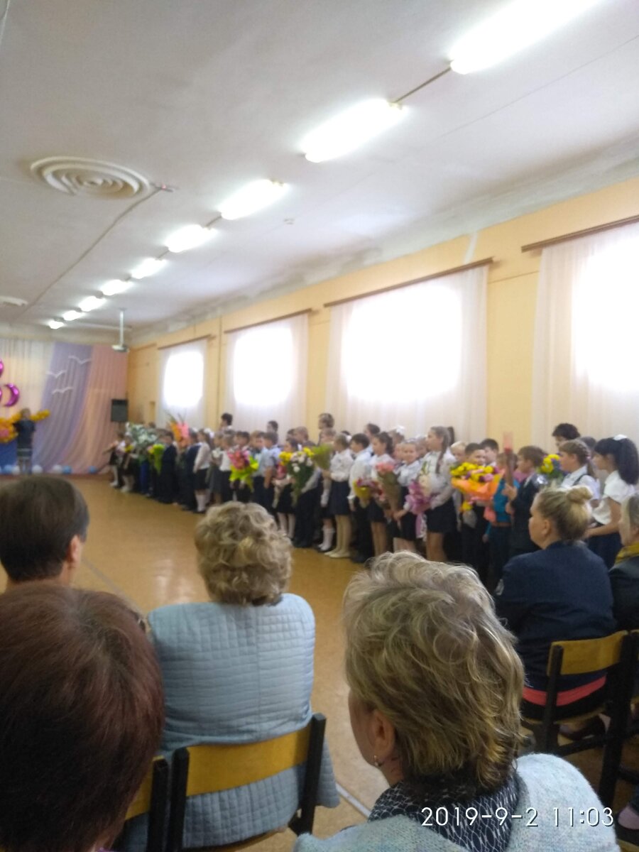 Линейка. Пошли во второй класс