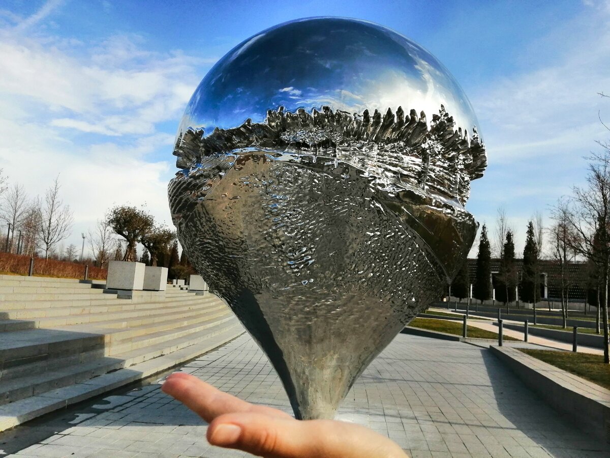 Арт объект парка перевернутая капля или геолокация или точка-Pin