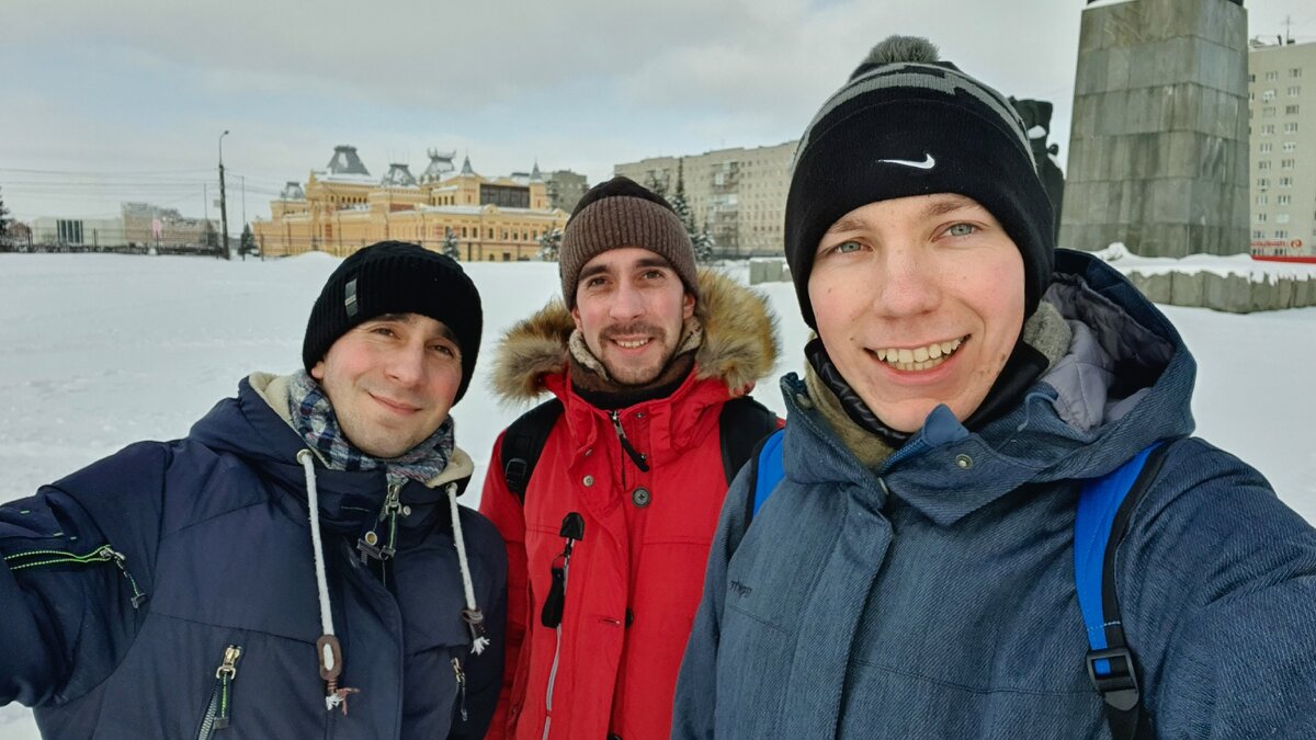 Под впечатлением от приезда в Нижний Новгород. На фоне — Нижегородская Ярмарка.