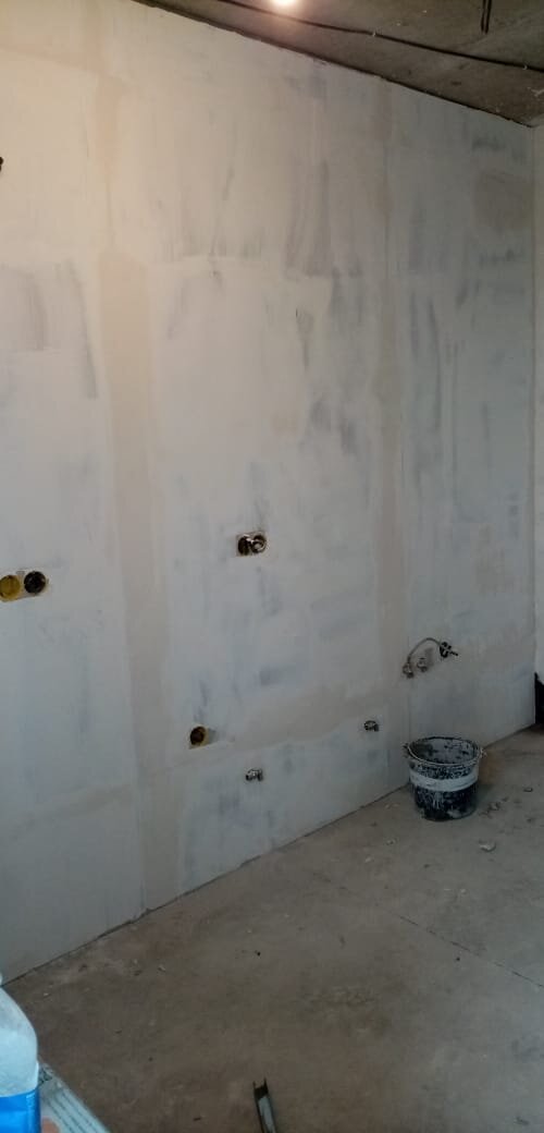 Выполнена электроразводка на кухне, а также выполнено выравнивание стены