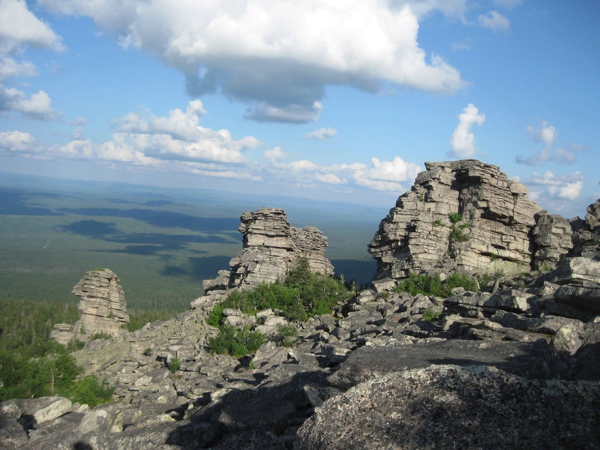 Помяненном камне. Гора Помяненный камень. Камень Помяненный Красновишерск. Помянённый камень Пермский. Помяненный Колчимский камень.