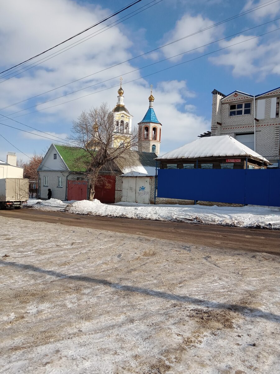 золотые купола церкви сияли