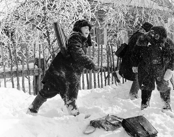 Дети после школы играют в снежки, 1957 год. Фото взято из открытых источников: ucrazy.ru