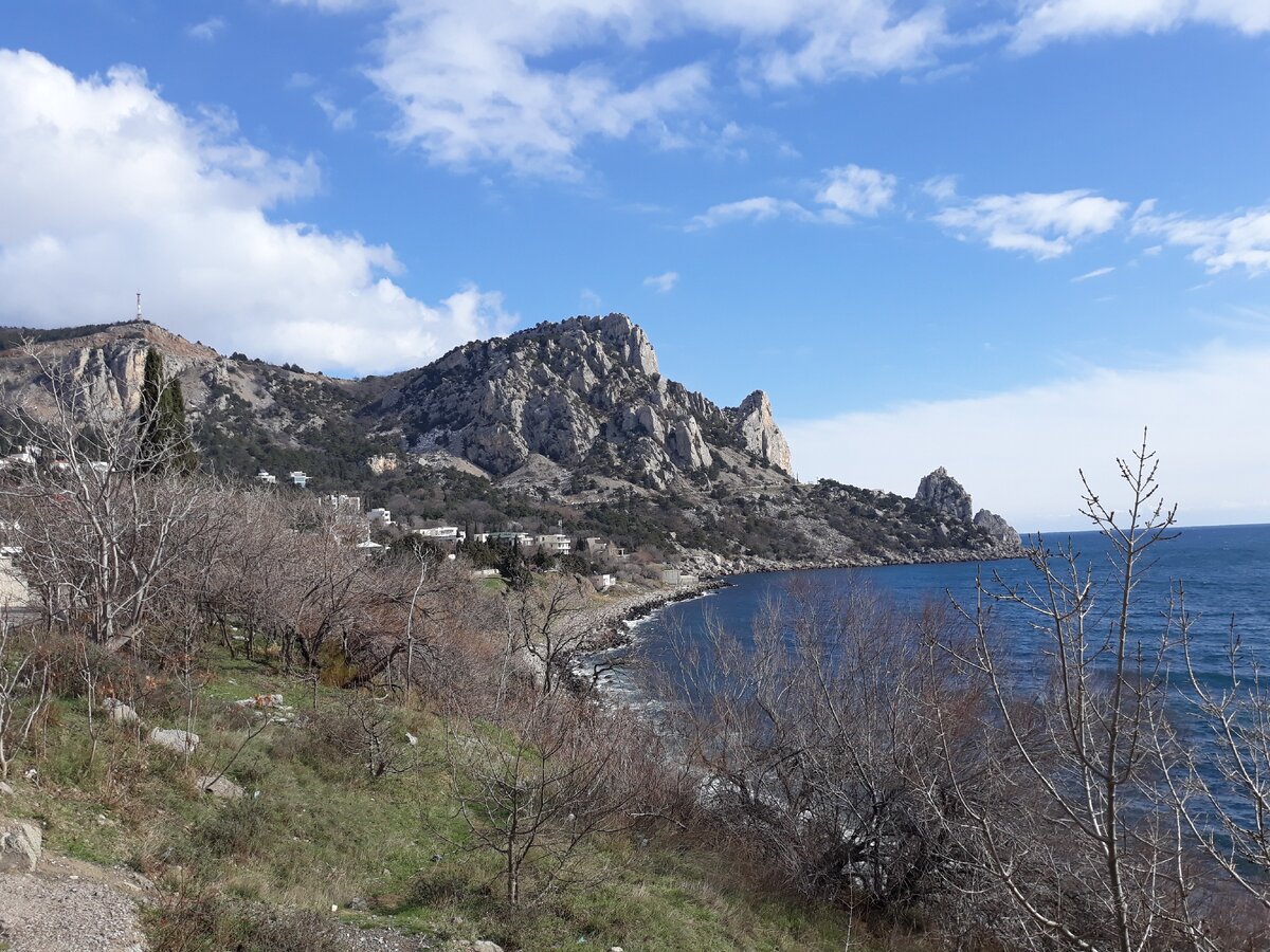 Гора Кошка, вид со стороны Голубого залива, февраль. Фото из личного архива.#Море  . Температура Черного моря на Южных берегах Крыма в самом начале весны в районе +9 градусов, иногда тянется к +10, иногда стремиться к +8, но, в среднем всё понятно - теплолюбивым ждать лета, а для моржей и любителей пободрее-тепло. В Байкале, например, такая температура воды может держаться еще в июне.