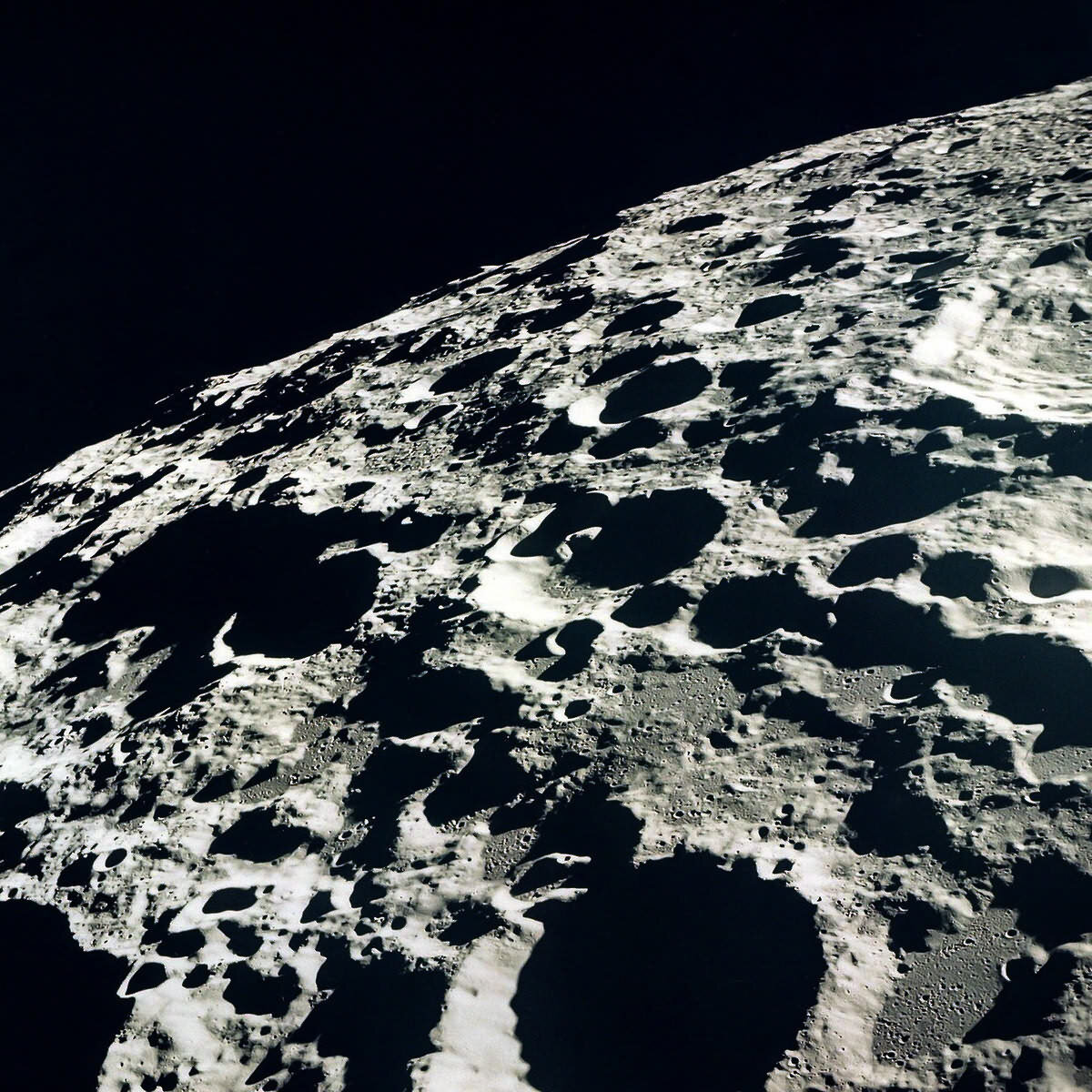 1. Обратная сторона луны
Обратная сторона Луны более гористая, по сравнению с той, которая видна с Земли.