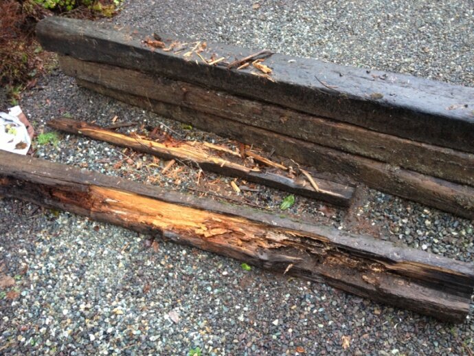 Шпала не под наш стандарт - видно Американская. Какое-то время будет держать ширину колеи - до поры, до времени.