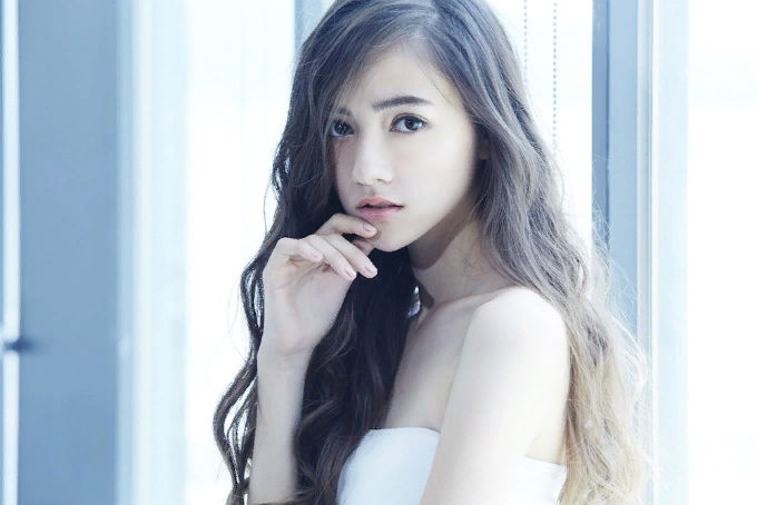 Здесь девушке всего 18.