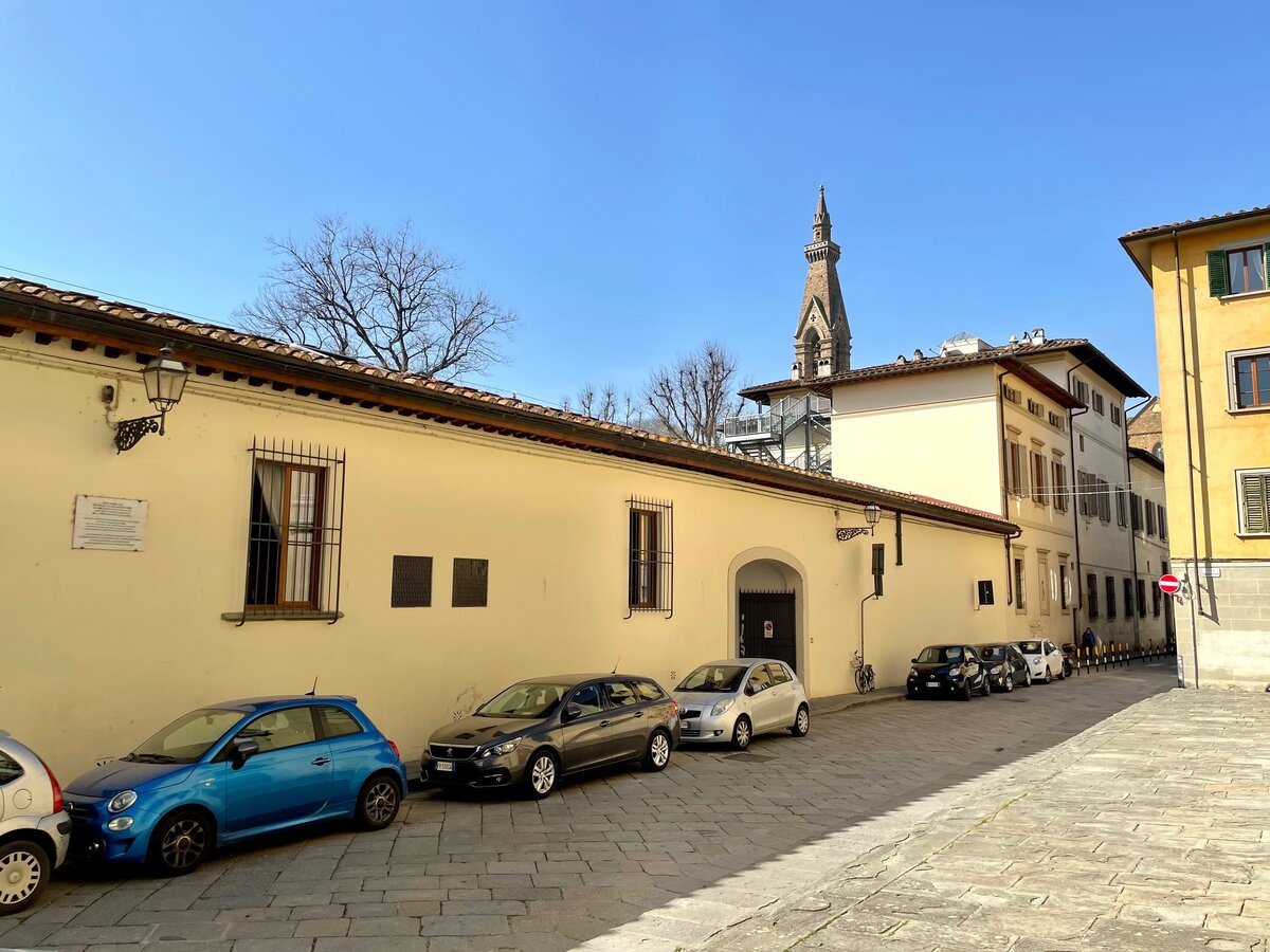 Дом, в котором жила Элида и то самое окно. Под фонарем - мемориальная табличка