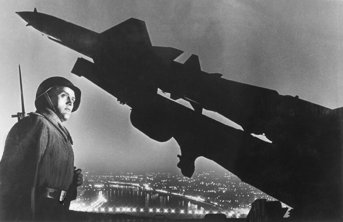 Военнослужащий на фоне зенитно-ракетного комплекса в Москве - Фото: КУЛИЧЕНКО К./ФОТОХРОНИКА ТАСС