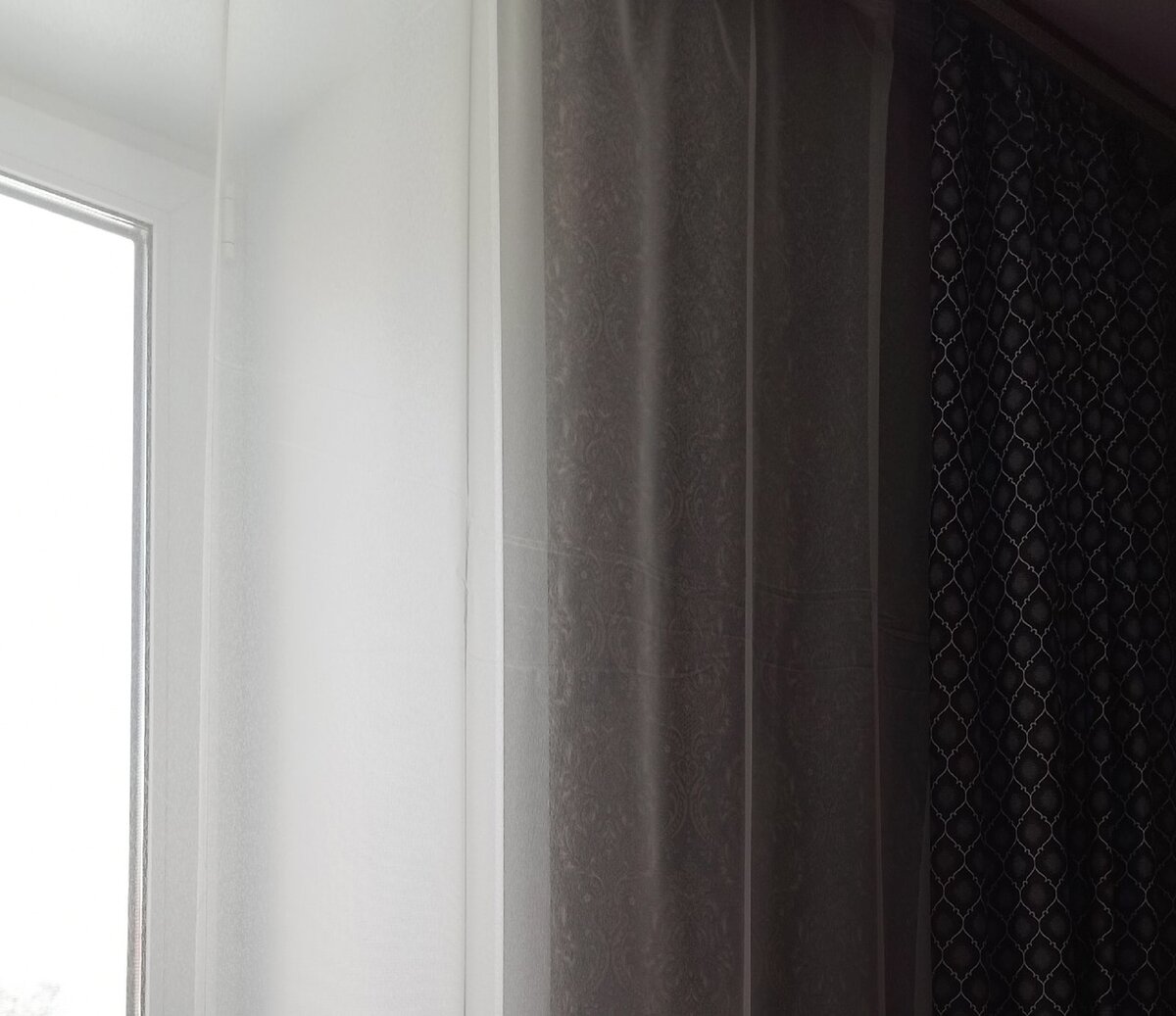 Шторы и тюль в комнате.